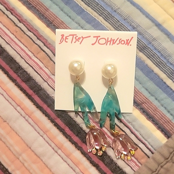 NWT Novelty Betsey Johnson tulip earrings. Great Christmas gift!
